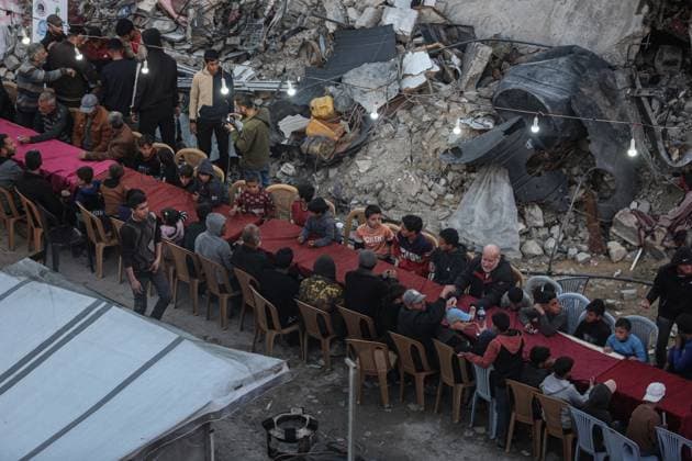 Bilder des Jahres 2025, News 03 März News Themen der Woche KW10 News Bilder des Tages Palestinians gather among destroyed buildings to break their fast together during the holy month of Ramadan in Jabalia camp, northern Gaza Strip Palestinians gather among destroyed buildings to break their fast together during the holy month of Ramadan in Jabalia camp, northern Gaza Strip, March 6, 2025. Photo by Omar Ashtawy apaimages Jabalia Gaza Strip Palestinian Territory 060325_Jabalia_OSH_1_00(30) Copyright: xapaimagesxOmarxAshtawyx xapaimagesx