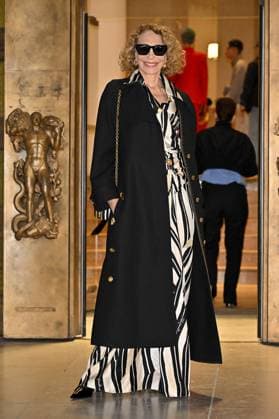 PFW Schiaparelli Outside Arrivals Marisa Berenson arriving at Schiaparelli show during Paris Fashion Week in Paris, France on March 6, 2025. Photo by Julien Reynaud APS-Medias ABACAPRESS.COM Paris France  Copyright: xReynaudxJulien APS-Medias ABACAx