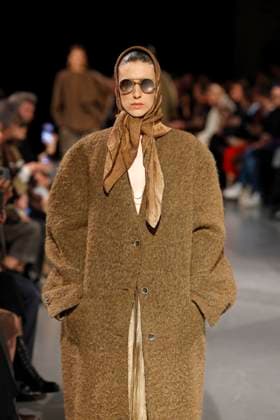Uma Wang Ready to Wear Fall Winter 2025 - Paris, March 2025 Uma Wang Ready to Wear Fall Winter 2025 - Paris, March 2025, Credit:Zeppelin Avalon  Copyright: xZeppelinx xAvalonx 0972940949