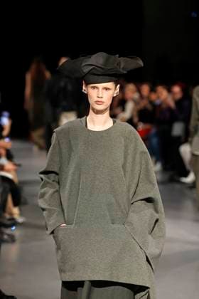 Uma Wang Ready to Wear Fall Winter 2025 - Paris, March 2025 Uma Wang Ready to Wear Fall Winter 2025 - Paris, March 2025, Credit:Zeppelin Avalon  Copyright: xZeppelinx xAvalonx 0972941085