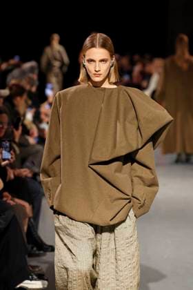 Uma Wang Ready to Wear Fall Winter 2025 - Paris, March 2025 Uma Wang Ready to Wear Fall Winter 2025 - Paris, March 2025, Credit:Zeppelin Avalon  Copyright: xZeppelinx xAvalonx 0972941407