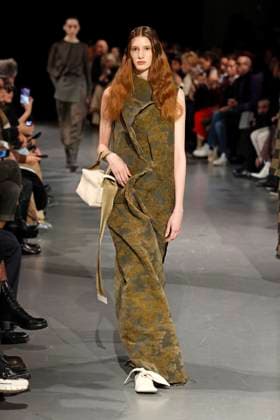 Uma Wang Ready to Wear Fall Winter 2025 - Paris, March 2025 Uma Wang Ready to Wear Fall Winter 2025 - Paris, March 2025, Credit:Zeppelin Avalon  Copyright: xZeppelinx xAvalonx 0972941470