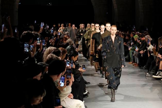 Uma Wang Ready to Wear Fall Winter 2025 - Paris, March 2025 Uma Wang Ready to Wear Fall Winter 2025 - Paris, March 2025, Credit:Zeppelin Avalon  Copyright: xZeppelinx xAvalonx 0972941641