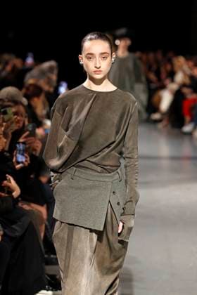 Uma Wang Ready to Wear Fall Winter 2025 - Paris, March 2025 Uma Wang Ready to Wear Fall Winter 2025 - Paris, March 2025, Credit:Zeppelin Avalon  Copyright: xZeppelinx xAvalonx 0972941661