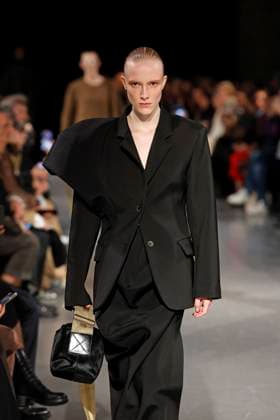 Uma Wang Ready to Wear Fall Winter 2025 - Paris, March 2025 Uma Wang Ready to Wear Fall Winter 2025 - Paris, March 2025, Credit:Zeppelin Avalon  Copyright: xZeppelinx xAvalonx 0972941958