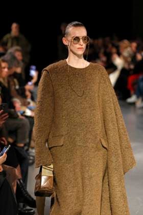 Uma Wang Ready to Wear Fall Winter 2025 - Paris, March 2025 Uma Wang Ready to Wear Fall Winter 2025 - Paris, March 2025, Credit:Zeppelin Avalon  Copyright: xZeppelinx xAvalonx 0972942133