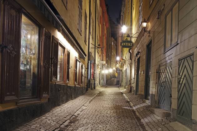 Schmale, beleuchtete Kopfsteinpflastergasse bei Nacht mit alten charmanten Gebäuden, winter, Gamla Stan, Altstadt, Stockholm Schweden Narrow, illuminated cobblestone alley at night with old charming buildings, winter, Gamla Stan, Old Town, Stockholm Sweden Copyright: imageBROKER ReinhardxPantke iblrpa12843650.jpg