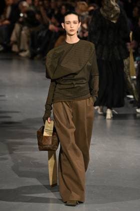 PFW Uma Wang Runway A model walks the runway during the Uma Wang Womenswear Fall Winter 2025-2026 show as part of Paris Fashion Week at L’Observatoire de Paris in Paris, France on March 06, 2025. Photo by Aurore Marechal ABACAPRESS.COM Paris France  Copyright: xMarechalxAurore ABACAx