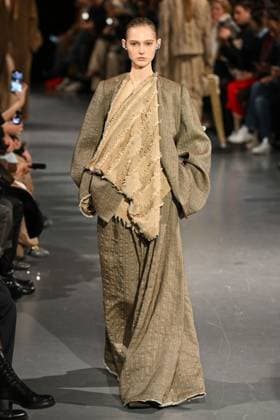 PFW Uma Wang Runway A model walks the runway during the Uma Wang Womenswear Fall Winter 2025-2026 show as part of Paris Fashion Week at L’Observatoire de Paris in Paris, France on March 06, 2025. Photo by Aurore Marechal ABACAPRESS.COM Paris France  Copyright: xMarechalxAurore ABACAx