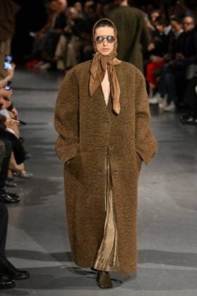 PFW Uma Wang Runway A model walks the runway during the Uma Wang Womenswear Fall Winter 2025-2026 show as part of Paris Fashion Week at L’Observatoire de Paris in Paris, France on March 06, 2025. Photo by Aurore Marechal ABACAPRESS.COM Paris France  Copyright: xMarechalxAurore ABACAx