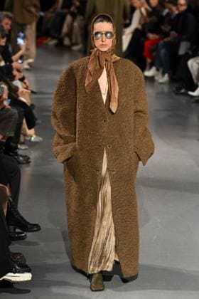 PFW Uma Wang Runway A model walks the runway during the Uma Wang Womenswear Fall Winter 2025-2026 show as part of Paris Fashion Week at L’Observatoire de Paris in Paris, France on March 06, 2025. Photo by Aurore Marechal ABACAPRESS.COM Paris France  Copyright: xMarechalxAurore ABACAx