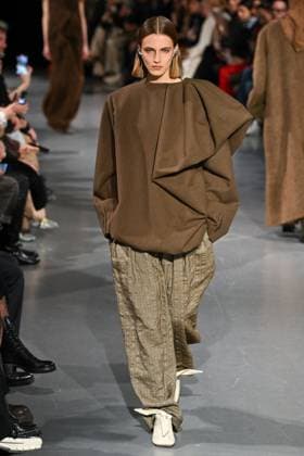PFW Uma Wang Runway A model walks the runway during the Uma Wang Womenswear Fall Winter 2025-2026 show as part of Paris Fashion Week at L’Observatoire de Paris in Paris, France on March 06, 2025. Photo by Aurore Marechal ABACAPRESS.COM Paris France  Copyright: xMarechalxAurore ABACAx
