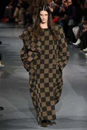 PFW Uma Wang Runway A model walks the runway during the Uma Wang Womenswear Fall Winter 2025-2026 show as part of Paris Fashion Week at L’Observatoire de Paris in Paris, France on March 06, 2025. Photo by Aurore Marechal ABACAPRESS.COM Paris France  Copyright: xMarechalxAurore ABACAx