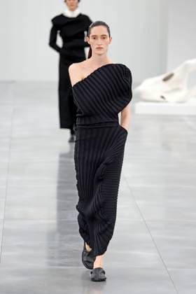 Issey Miyake Ready to Wear Fall Winter 2025 - Paris, March 2025 Issey Miyake Ready to Wear Fall Winter 2025 - Paris, March 2025, Credit:Zeppelin Avalon  Copyright: xZeppelinx xAvalonx 0973404658