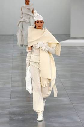 Issey Miyake Ready to Wear Fall Winter 2025 - Paris, March 2025 Issey Miyake Ready to Wear Fall Winter 2025 - Paris, March 2025, Credit:Zeppelin Avalon  Copyright: xZeppelinx xAvalonx 0973405885