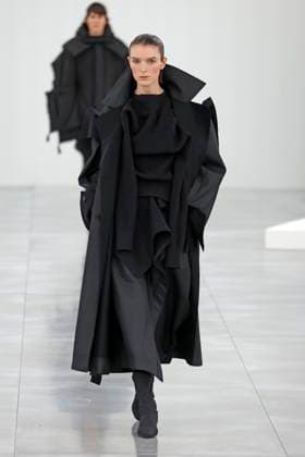 Issey Miyake Ready to Wear Fall Winter 2025 - Paris, March 2025 Issey Miyake Ready to Wear Fall Winter 2025 - Paris, March 2025, Credit:Zeppelin Avalon  Copyright: xZeppelinx xAvalonx 0973406401