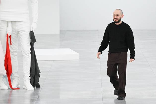 Entertainment Bilder des Tages PFW Issey Miyake Runway Designer Satoshi Kondo makes an appearance on the runway during the Issey Miyake Womenswear Fall Winter 2025-2026 show as part of Paris Fashion Week in Paris, France on March 07, 2025. Photo by Aurore Marechal ABACAPRESS.COM Paris France  Copyright: xMarechalxAurore ABACAx