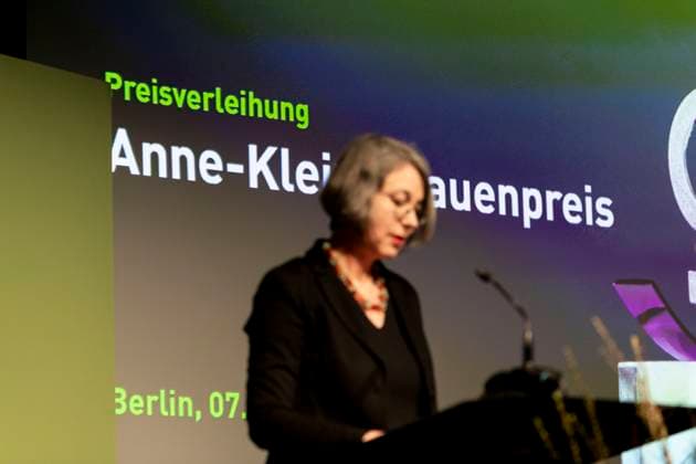 Award ceremony of the Anne Klein Womens Prize on 07 03 2025 Dr Imme Scholz, jury chairwoman and board member of the Heinrich Böll Foundation, explains the jurys decision at the award ceremony of the Anne Klein Womens Prize 2025, which this year was awarded to Darya Afanasyeva, Irina Alkhovka and Julia Mickiewicz Copyright: xEVENTPRESSxJeremyxKnowlesx