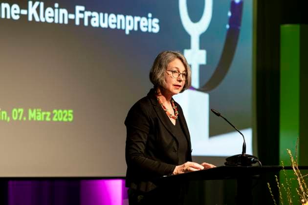 Award ceremony of the Anne Klein Womens Prize on 07 03 2025 Dr Imme Scholz, jury chairwoman and board member of the Heinrich Böll Foundation, explains the jurys decision at the award ceremony of the Anne Klein Womens Prize 2025, which this year was awarded to Darya Afanasyeva, Irina Alkhovka and Julia Mickiewicz Copyright: xEVENTPRESSxJeremyxKnowlesx