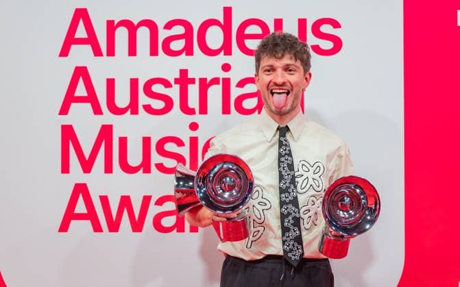 Bilder des Jahres 2025, Entertainment 03 März Entertainment Themen der Woche KW10 Entertainment Bilder des Tages 20250307 Red Carpet Verleihung 25. Amadeus Austrian Music Awards WIEN, OESTERREICH - 07. MAERZ: Preistraeger von 3 Amadeus Austria Music Awards 2025 in der Kategorie -Song des Jahres praesentiert von Hitradio Oe3-, Genre-Kategorie -Pop Rock- Musiker und Entertainer und Kategorie -SongwriterIn des Jahres- praesentiert von akm austromechana Musiker und Entertainer Florian Gruber alias RIAN mit dem Song -Verwandtschaftstreffen- nach der Verleihung des 25. Amadeus Austria Music Awards 2025 in der MARX Halle am 07. Maerz 2025 in Wien, Oesterreich. 250307_SEPA_17_014 Copyright: xIsabellexOuvrardx SEPAxMedia