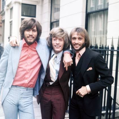 Brothers Barry Gibb, Robin Gibb, and Maurice Gibb, of the Australian musical group The Bee Gees, in a promotional shot while touring in England, 1970s. Photo: Oscar Abolafia Everett Collection (beegees001)OSAB001 J4954 PUBLICATIONXNOTxINxCANxCHNxFRAxITAxJPNxNORxPOLxRUSxESPxUKxUSA Copyright: xx OSAB001 J4954 OSAB001_J4954_H