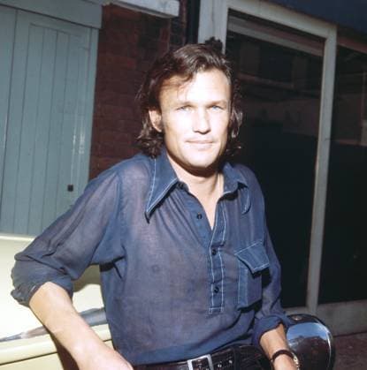 Kris Kristofferson in England, 1970s. Photo: Oscar Abolafia Everett Collection (kriskristofferson004)OSAB001 J4984 PUBLICATIONXNOTxINxCANxCHNxFRAxITAxJPNxNORxPOLxRUSxESPxUKxUSA Copyright: xx OSAB001 J4984 OSAB001_J4984_H