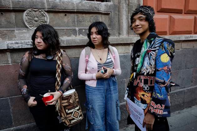 Mexiko, LGBTTTIQplus Kundgebung in Mexiko-Stadt Mexican Artist Fabian Chairez Protests Against Censorship Of His Exhibition The Coming Of The Lord In Mexico City Members of the LGBTTTIQA+ community accompany Fabian Chairez, a Mexican artist, as he protests outside the San Carlos Academy in Mexico City, Mexico, on March 7, 2025, against the recent censorship of his exhibition The Coming of the Lord by a judge s ruling. The main painting in the series shows two altar boys licking a paschal candle from which drops of wax fall as if it were sperm, in clear allusion to fellatio, and uses the double meaning of the coming to refer to ejaculation. Mexico City Mexico City Mexico  Copyright: xGerardoxVieyrax originalFilename: vieyra-notitle250307_npaWW.jpg