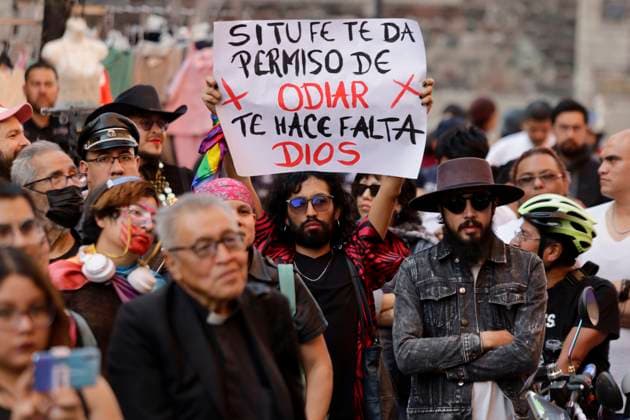Mexiko, LGBTTTIQplus Kundgebung in Mexiko-Stadt Mexican Artist Fabian Chairez Protests Against Censorship Of His Exhibition The Coming Of The Lord In Mexico City Members of the LGBTTTIQA+ community accompany Fabian Chairez, a Mexican artist, as he protests outside the San Carlos Academy in Mexico City, Mexico, on March 7, 2025, against the recent censorship of his exhibition The Coming of the Lord by a judge s ruling. The main painting in the series shows two altar boys licking a paschal candle from which drops of wax fall as if it were sperm, in clear allusion to fellatio, and uses the double meaning of the coming to refer to ejaculation. Mexico City Mexico City Mexico  Copyright: xGerardoxVieyrax originalFilename: vieyra-notitle250307_npB9G.jpg
