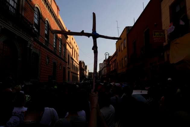 Mexiko, LGBTTTIQplus Kundgebung in Mexiko-Stadt Mexican Artist Fabian Chairez Protests Against Censorship Of His Exhibition The Coming Of The Lord In Mexico City Members of the LGBTTTIQA+ community accompany Fabian Chairez, a Mexican artist, as he protests outside the San Carlos Academy in Mexico City, Mexico, on March 7, 2025, against the recent censorship of his exhibition The Coming of the Lord by a judge s ruling. The main painting in the series shows two altar boys licking a paschal candle from which drops of wax fall as if it were sperm, in clear allusion to fellatio, and uses the double meaning of the coming to refer to ejaculation. Mexico City Mexico City Mexico  Copyright: xGerardoxVieyrax originalFilename: vieyra-notitle250307_npJIK.jpg