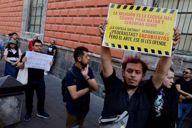 Mexiko, LGBTTTIQplus Kundgebung in Mexiko-Stadt Mexican Artist Fabian Chairez Protests Against Censorship Of His Exhibition The Coming Of The Lord In Mexico City Members of the LGBTTTIQA+ community accompany Fabian Chairez, a Mexican artist, as he protests outside the San Carlos Academy in Mexico City, Mexico, on March 7, 2025, against the recent censorship of his exhibition The Coming of the Lord by a judge s ruling. The main painting in the series shows two altar boys licking a paschal candle from which drops of wax fall as if it were sperm, in clear allusion to fellatio, and uses the double meaning of the coming to refer to ejaculation. Mexico City Mexico City Mexico  Copyright: xGerardoxVieyrax originalFilename: vieyra-notitle250307_npVyK.jpg