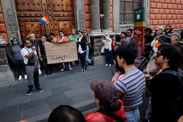 Mexiko, LGBTTTIQplus Kundgebung in Mexiko-Stadt Mexican Artist Fabian Chairez Protests Against Censorship Of His Exhibition The Coming Of The Lord In Mexico City Members of the LGBTTTIQA+ community accompany Fabian Chairez, a Mexican artist, as he protests outside the San Carlos Academy in Mexico City, Mexico, on March 7, 2025, against the recent censorship of his exhibition The Coming of the Lord by a judge s ruling. The main painting in the series shows two altar boys licking a paschal candle from which drops of wax fall as if it were sperm, in clear allusion to fellatio, and uses the double meaning of the coming to refer to ejaculation. Mexico City Mexico City Mexico  Copyright: xGerardoxVieyrax originalFilename: vieyra-notitle250307_npYkw.jpg