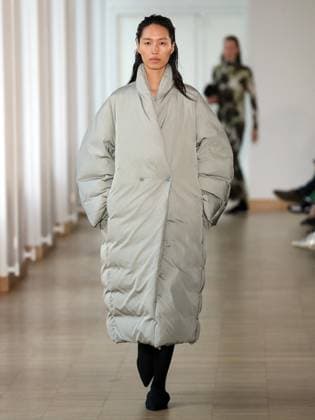 PFW - Christian Wijnants Runway A model walks the runway during the Christian Wijnants Womenswear Fall Winter 2025-2026 show as part of Paris Fashion, on March 7, 2025 in Paris, France. Photo by Alain-Gil Gonzalez ABACAPRESS.COM Paris France  Copyright: xGonzalezxAlain-Gil ABACAx