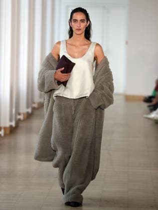 PFW - Christian Wijnants Runway A model walks the runway during the Christian Wijnants Womenswear Fall Winter 2025-2026 show as part of Paris Fashion, on March 7, 2025 in Paris, France. Photo by Alain-Gil Gonzalez ABACAPRESS.COM Paris France  Copyright: xGonzalezxAlain-Gil ABACAx