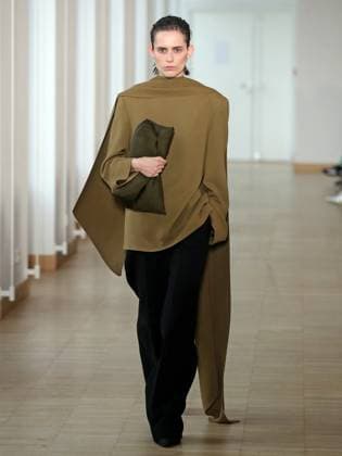 PFW - Christian Wijnants Runway A model walks the runway during the Christian Wijnants Womenswear Fall Winter 2025-2026 show as part of Paris Fashion, on March 7, 2025 in Paris, France. Photo by Alain-Gil Gonzalez ABACAPRESS.COM Paris France  Copyright: xGonzalezxAlain-Gil ABACAx
