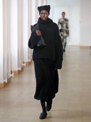 PFW - Christian Wijnants Runway A model walks the runway during the Christian Wijnants Womenswear Fall Winter 2025-2026 show as part of Paris Fashion, on March 7, 2025 in Paris, France. Photo by Alain-Gil Gonzalez ABACAPRESS.COM Paris France  Copyright: xGonzalezxAlain-Gil ABACAx