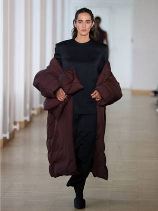 PFW - Christian Wijnants Runway A model walks the runway during the Christian Wijnants Womenswear Fall Winter 2025-2026 show as part of Paris Fashion, on March 7, 2025 in Paris, France. Photo by Alain-Gil Gonzalez ABACAPRESS.COM Paris France  Copyright: xGonzalezxAlain-Gil ABACAx