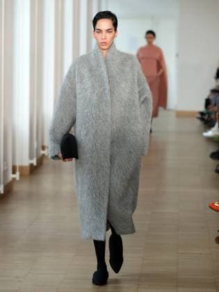 PFW - Christian Wijnants Runway A model walks the runway during the Christian Wijnants Womenswear Fall Winter 2025-2026 show as part of Paris Fashion, on March 7, 2025 in Paris, France. Photo by Alain-Gil Gonzalez ABACAPRESS.COM Paris France  Copyright: xGonzalezxAlain-Gil ABACAx