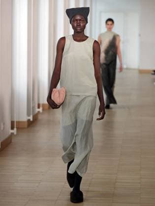 PFW - Christian Wijnants Runway A model walks the runway during the Christian Wijnants Womenswear Fall Winter 2025-2026 show as part of Paris Fashion, on March 7, 2025 in Paris, France. Photo by Alain-Gil Gonzalez ABACAPRESS.COM Paris France  Copyright: xGonzalezxAlain-Gil ABACAx