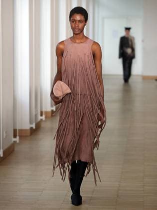 PFW - Christian Wijnants Runway A model walks the runway during the Christian Wijnants Womenswear Fall Winter 2025-2026 show as part of Paris Fashion, on March 7, 2025 in Paris, France. Photo by Alain-Gil Gonzalez ABACAPRESS.COM Paris France  Copyright: xGonzalezxAlain-Gil ABACAx