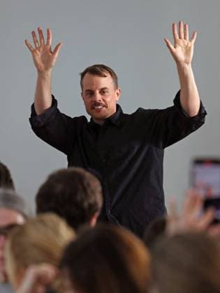 PFW - Christian Wijnants Runway Belgian fashion designer Christian Wijnants acknowledges the audience at the end of the runway Christian Wijnants Womenswear Fall Winter 2025-2026 show as part of Paris Fashion, on March 7, 2025 in Paris, France. Photo by Alain-Gil Gonzalez ABACAPRESS.COM Paris France  Copyright: xGonzalezxAlain-Gil ABACAx