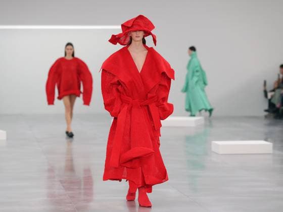 PFW - Issey Miyake Runway A model walks the runway during the Issey Miyake Womenswear Fall Winter 2025-2026 show as part of Paris Fashion, on March 7, 2025 in Paris, France. Photo by Alain-Gil Gonzalez ABACAPRESS.COM Paris France  Copyright: xGonzalezxAlain-Gil ABACAx
