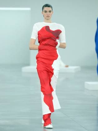 PFW - Issey Miyake Runway A model walks the runway during the Issey Miyake Womenswear Fall Winter 2025-2026 show as part of Paris Fashion, on March 7, 2025 in Paris, France. Photo by Alain-Gil Gonzalez ABACAPRESS.COM Paris France  Copyright: xGonzalezxAlain-Gil ABACAx