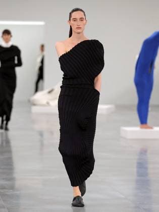 PFW - Issey Miyake Runway A model walks the runway during the Issey Miyake Womenswear Fall Winter 2025-2026 show as part of Paris Fashion, on March 7, 2025 in Paris, France. Photo by Alain-Gil Gonzalez ABACAPRESS.COM Paris France  Copyright: xGonzalezxAlain-Gil ABACAx