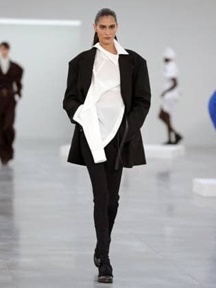 PFW - Issey Miyake Runway A model walks the runway during the Issey Miyake Womenswear Fall Winter 2025-2026 show as part of Paris Fashion, on March 7, 2025 in Paris, France. Photo by Alain-Gil Gonzalez ABACAPRESS.COM Paris France  Copyright: xGonzalezxAlain-Gil ABACAx