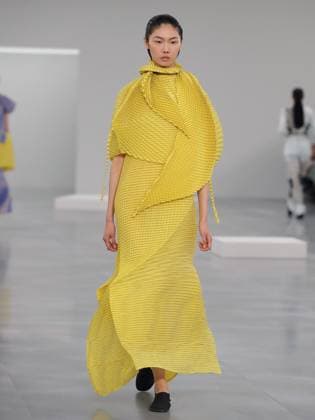 PFW - Issey Miyake Runway A model walks the runway during the Issey Miyake Womenswear Fall Winter 2025-2026 show as part of Paris Fashion, on March 7, 2025 in Paris, France. Photo by Alain-Gil Gonzalez ABACAPRESS.COM Paris France  Copyright: xGonzalezxAlain-Gil ABACAx