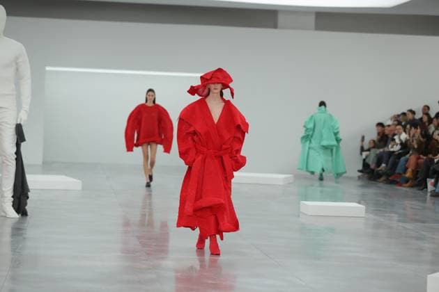 PFW - Issey Miyake Runway A model walks the runway during the Issey Miyake Womenswear Fall Winter 2025-2026 show as part of Paris Fashion, on March 7, 2025 in Paris, France. Photo by Alain-Gil Gonzalez ABACAPRESS.COM Paris France  Copyright: xGonzalezxAlain-Gil ABACAx