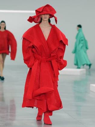 PFW - Issey Miyake Runway A model walks the runway during the Issey Miyake Womenswear Fall Winter 2025-2026 show as part of Paris Fashion, on March 7, 2025 in Paris, France. Photo by Alain-Gil Gonzalez ABACAPRESS.COM Paris France  Copyright: xGonzalezxAlain-Gil ABACAx