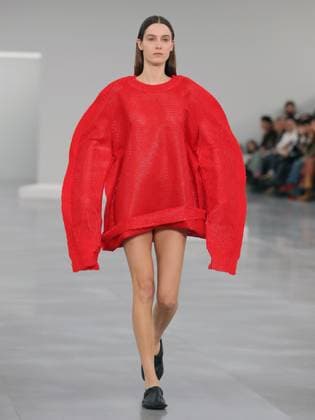 PFW - Issey Miyake Runway A model walks the runway during the Issey Miyake Womenswear Fall Winter 2025-2026 show as part of Paris Fashion, on March 7, 2025 in Paris, France. Photo by Alain-Gil Gonzalez ABACAPRESS.COM Paris France  Copyright: xGonzalezxAlain-Gil ABACAx