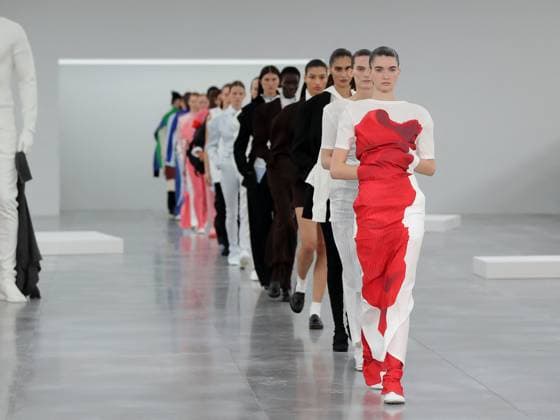PFW - Issey Miyake Runway A model walks the runway during the Issey Miyake Womenswear Fall Winter 2025-2026 show as part of Paris Fashion, on March 7, 2025 in Paris, France. Photo by Alain-Gil Gonzalez ABACAPRESS.COM Paris France  Copyright: xGonzalezxAlain-Gil ABACAx