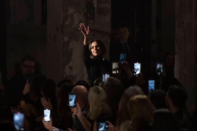 Paris Fashion Week, Victoria Beckham Modenschau . 07 03 2025. Paris, France. Victoria Beckham at the end of her show at Paris Fashion Week for Autumn Winter 2025 26 .  xi-Imagesx IIM-25791-0142
